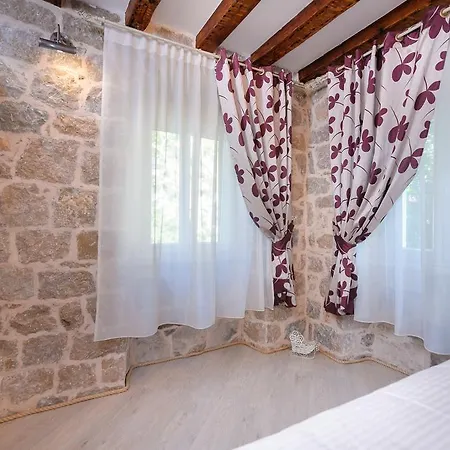 Πανσιόν And Nona Stella 3*
