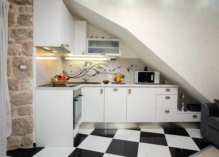 And Nona Stella Split